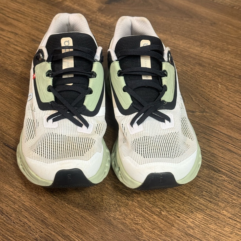 On Cloud stratus women’s 7.5